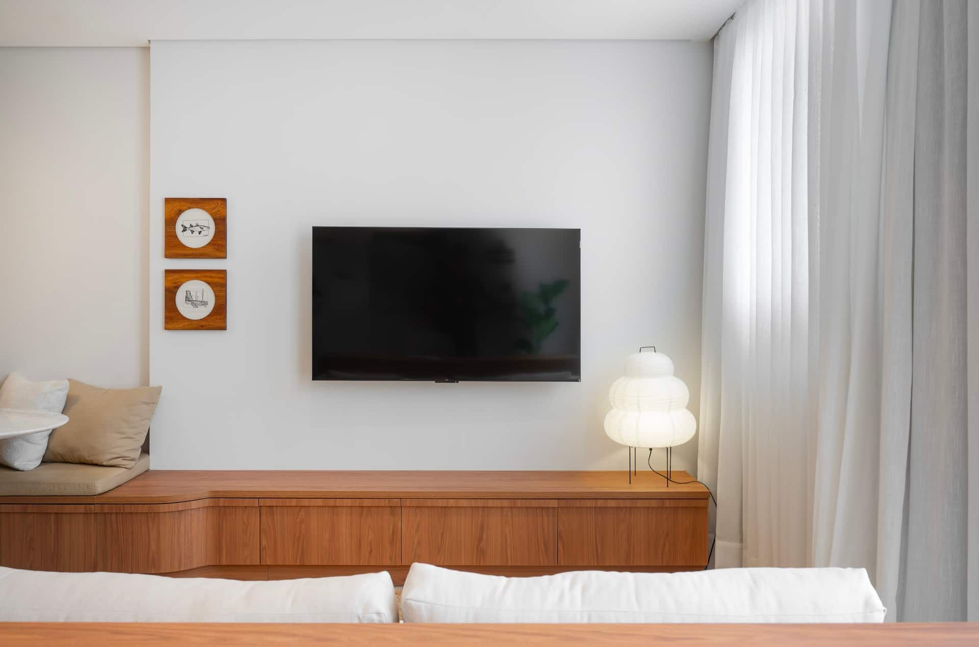 Parede com TV de 50 polegadas e rack de madeira